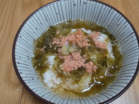 鮭フレークととろろ昆布のお茶漬け